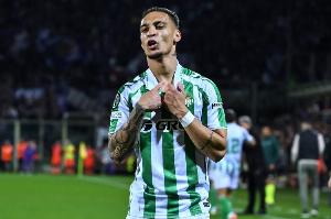 西班牙媒体消息称，皇家贝蒂斯已向曼联提交了关于安东尼为期一年租借的最终报价，曼联方面需在今日做出回应。