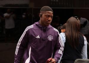 梅努的去留问题在他关窗前尚未明朗，拜仁与勒沃库森此前都曾对他流露出兴趣。