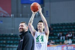 媒体人指出，上海队引进张镇麟将增强锋线实力，这可能推高国产锋线的整体价值。