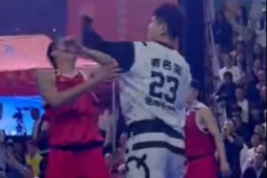 贾诚宣布退役后开始参加业余篮球比赛，近日在一场野球赛中与对手发生争执，并出现了挥拳动作。