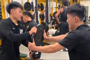 旧金山大学新赛季训练营启动，王俊杰与赵维伦频繁互动引关注。