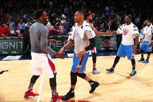 帕金斯透露，沃尔自诩为联盟最快，这让威少很不服气，因此两人每次交手都针锋相对，互不相让。