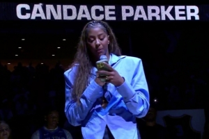 效力仅两年即助队斩获队史首冠，WNBA天空队为坎迪斯-帕克举行球衣退役仪式