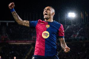 根据《每体》的报道，巴萨对于安切洛蒂征召拉菲尼亚感到不满，他们希望巴西队能让拉菲尼亚仅参加一场世预赛后就返回球队。