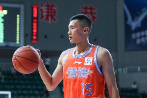 媒体人透露，陈林坚已抵达山东男篮，与球队完成会合，并顺利通过了体检与体测。