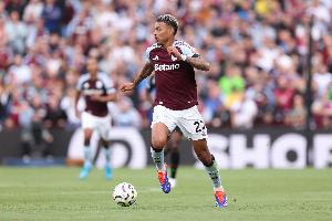 英媒报道称，热刺和切尔西追逐西蒙斯的进程已陷入停滞，两家俱乐部目前均对维拉球员罗杰斯有意。