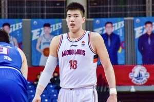 媒体人评价：焦泊乔为广东内线注入硬度与高度，崔永熙则显著增强了锋线实力。