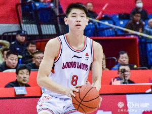 媒体人透露，崔永熙与焦泊乔目前均有伤病，不过预计两人都能在下赛季CBA开赛前康复并回归赛场。