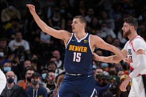 蒂格爆料：阿特金森曾评价，替补席上的约基奇比努尔基奇强十倍。