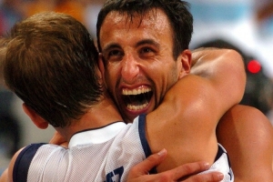 21年前的今天，阿根廷男篮力克梦之队，马努·吉诺比利独揽29分，打出生涯最佳表现。