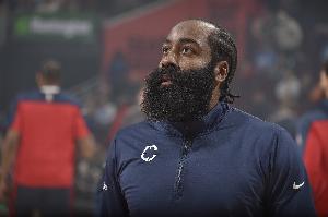 夸梅：哈登夏天沉迷于抽烟喝酒、在海外惹上官司以及与脱衣舞娘开派对。