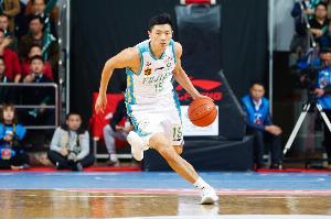 对阵山东三分球5投全失，陈林坚坦言：当时甚至想过不打球去养猪，也能养活自己。