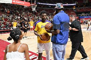 阿里纳斯：或许老詹联系A-史密斯是布朗尼在背后指使，看来小詹在家中说得上话。