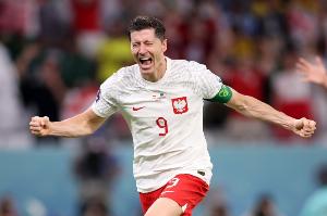 官方宣布：此前被免去队长职务并已宣布退出国家队的37岁莱万，将重新担任波兰国家队队长。