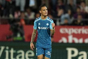 据西班牙媒体报道，安东尼在曼联的合同中，剩余薪资差额已超过600万欧元，而他本人不愿放弃这笔钱。