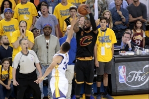 《卢谈16年总决赛G7末节：詹姆斯体力耗尽 欧文单挑库里锁定胜局》