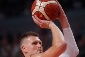 波尔津吉斯出现7次失误，他笑称主场球迷的压迫感让他有些吃不消。