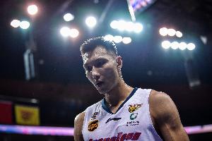 易建联于个人社交媒体发布退役声明，宣告其长达21年的篮球生涯画上句点，此消息发布于两年前的今日。