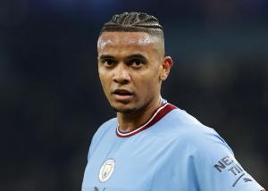 罗马诺指出，薪水问题是阿坎吉转会至米兰的关键所在，同时热刺也是该球员的潜在选择之一。