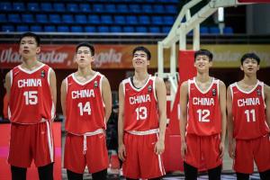 媒体人评价指出，中国U16男篮在上半场破解对方联防环节表现欠佳，但经过调整，球队在下半场成功适应了防守强度。