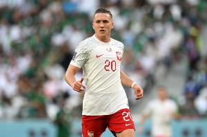 莱万重掌波兰队长印，前队长泽林斯基之父：我儿处境颇为尴尬。