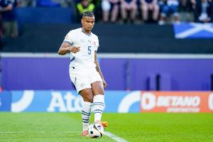 阿坎吉坦言，人生中拥有的第一件球衣正是维埃里在国际米兰时期的战袍，而他的姐夫则是一名忠实的国际米兰球迷。