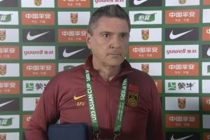 记者指出，U22国足进攻端表现欠流畅，主要归因于两方面因素：首先是队伍配合尚未达到默契，其次是球员个人竞技状态与战术执行有待提升。