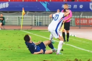 申花跟队记者透露，特谢拉在比赛中确实有收脚动作，而评议组最终认定其行为应被红牌罚下，这一判罚结果被认为存在冤情。