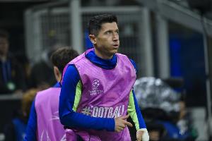 据《世界体育报》报道，新月和胜利曾为莱万提供过超过1亿欧元的年薪报价，但遭到了他的拒绝，他希望留在巴萨。