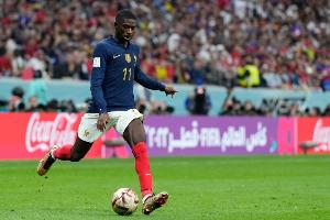 据《队报》消息，登贝莱本周三在法国队继续进行单独训练，预计他不会在对阵乌克兰的比赛中首发出战。