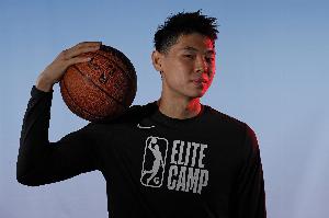 崔永熙期望能从1、2、3号位多个位置摇摆，为胡明轩和徐杰分担压力，并指出徐师傅司职中锋。