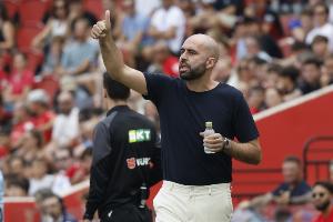 塞尔塔主帅就勒沃库森传闻作出回应：我正身处理想之所，球迷们请放心。