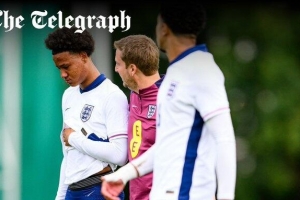 电讯报报道称，英格兰U17队在德国比赛期间遭遇种族歧视，裁判因此两度暂停比赛。