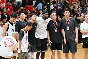 詹姆斯成都行图集：赵睿李梦等球星现身 詹皇轻松合影