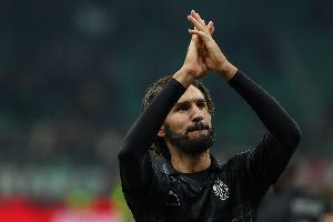 据法国媒体报道，AC米兰俱乐部仍在积极寻求解决阿德利未来去向的方案，球员可能将前往土耳其或希腊联赛效力。