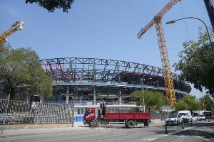 据《每体》报道，克鲁伊夫球场预计将承办巴萨对阵瓦伦的比赛，但球队的前三个主场可能会更换三个不同的场地。