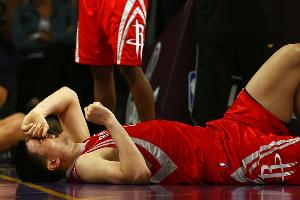 韦德：伤病毁了姚明，若他保持健康，奥尼尔根本无法限制他。