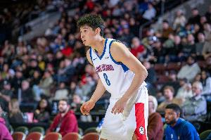 媒体人建议，崔永熙在复出初期需保持谨慎，以避免膝关节出现过度扭曲或翻转的情况。