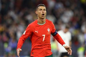 世预赛射手榜：C罗以38球位居第二，距榜首仅差1球，梅西36球、莱万31球紧随其后。