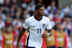 战弱旅表现平平引球迷不满，球迷批评拉什福德：拉粉快出来说话！他凭什么能进大名单？