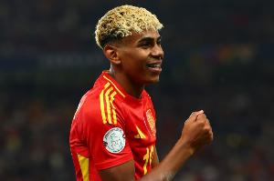 西班牙公布对阵土耳其的球员号码：亚马尔身披19号，奥尔莫则穿上10号。