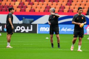 直播吧消息：40岁前国足助教陈涛即将加盟深圳新鹏城教练组。