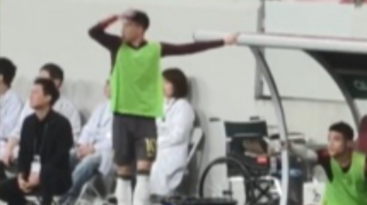 焦急！王钰栋上半场替补席坐立难安，场边积极指挥沟通。