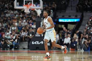 美媒指出，福克斯、卡斯尔和哈珀虽具备持球威胁，但外线投射能力欠佳，马刺需着手解决此问题。