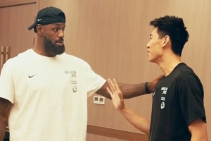 崔永熙回忆詹姆斯中国行：曾当面请求老詹再战五年，老詹笑着婉拒。