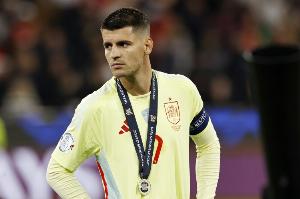 传承了！西班牙队长莫拉塔登场后将袖标交给罗德里。