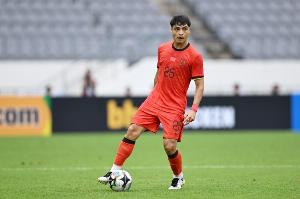 吾米提江谈到对阵澳大利亚时表示，场地条件对比赛有一定影响，因此球队在防守上选择做得更简洁、更干脆。