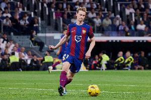 据《每体》报道，德容希望能赶上对阵瓦伦西亚的比赛，他将接受巴萨队医的详细检查。