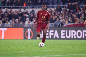 据记者报道，国际米兰曾有意引进罗马中场球员科内，但因未能满足红狼军团5000万欧元的要价，最终未能达成交易。