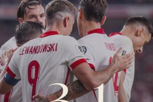 波兰前主帅因撤莱万队长职务及负于芬兰而下课，莱万回归后球队战平荷兰并成功复仇芬兰。